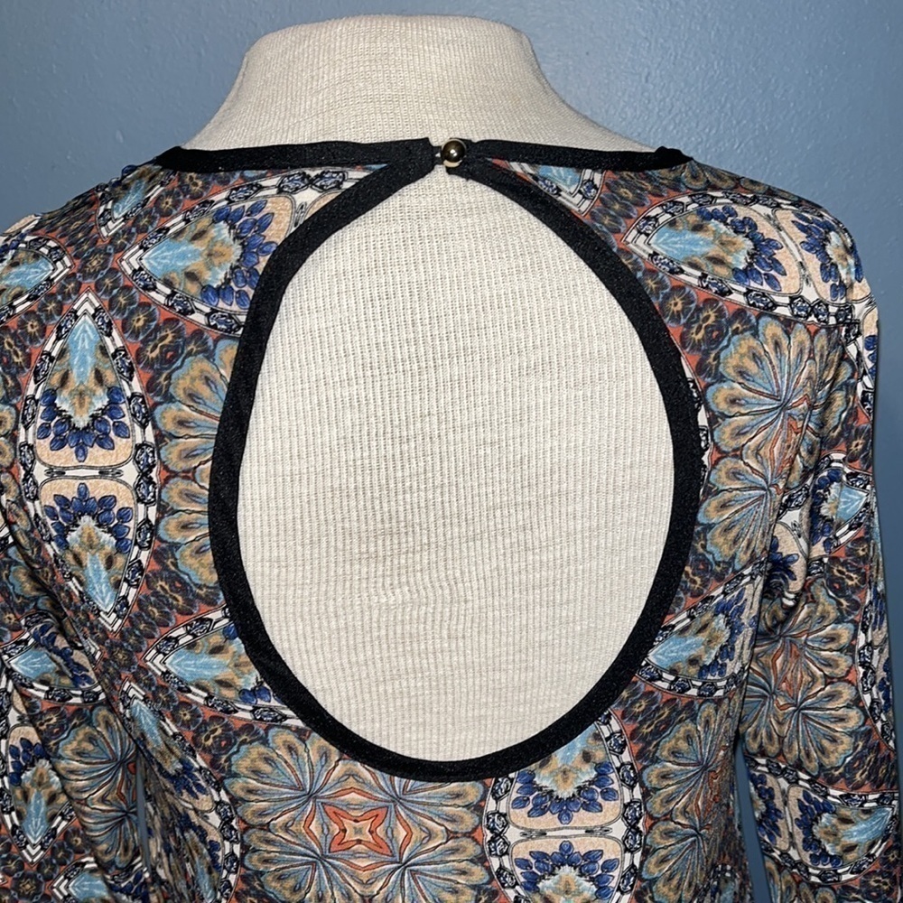 One Clothing Long Sleeve Tunic flare sleeves small multi color pattern - Picture 5 of 9